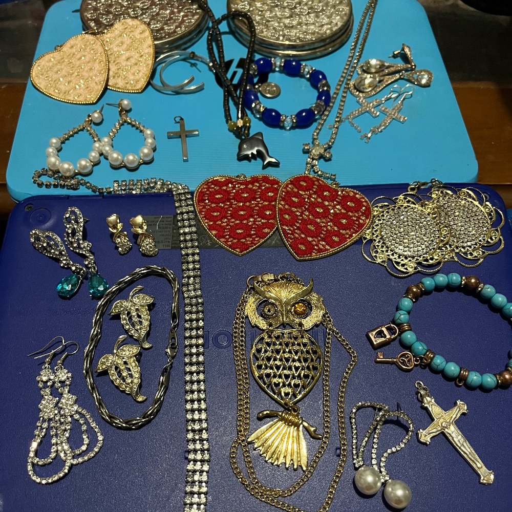 Fashion Trifari bezel